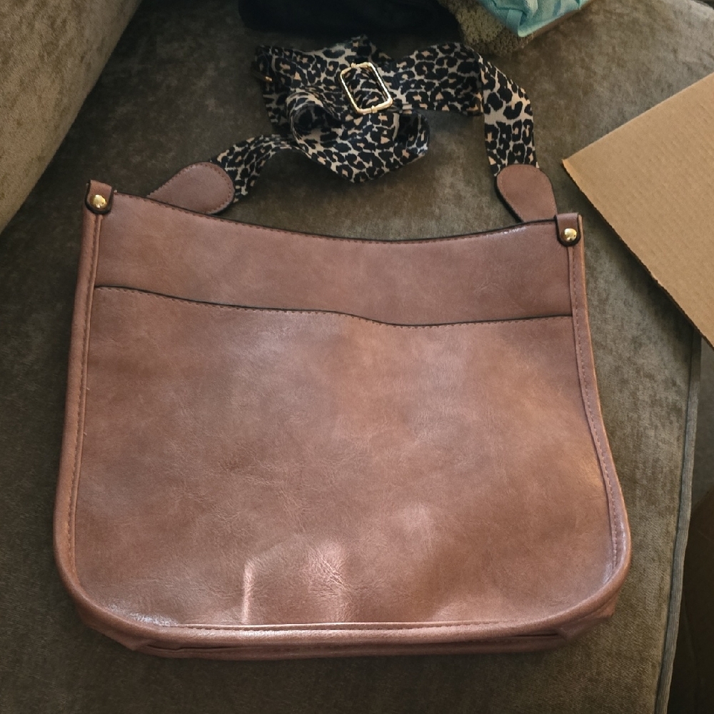 Chic Tan Shoulder Bag with Leopard Print Strap